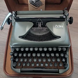 Erika Schreibmaschine — East German Typewriter (DDR)