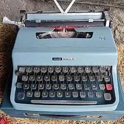 Olivetti Lettera 32 — Portable Typewriter (Schreibmaschine)